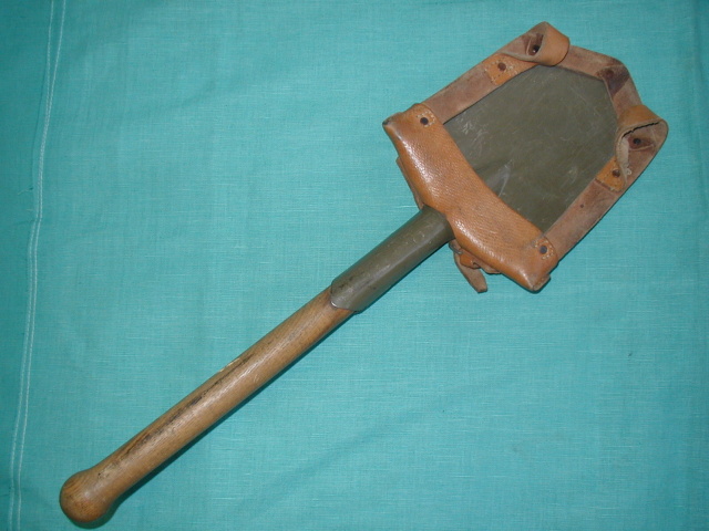 polní lopatka se závěsníkem
